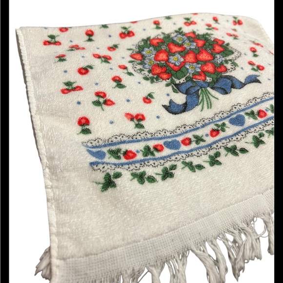 1 Vintage Cottage Core Strawberry Kitchen Dish Towel - Picture 2 of 4